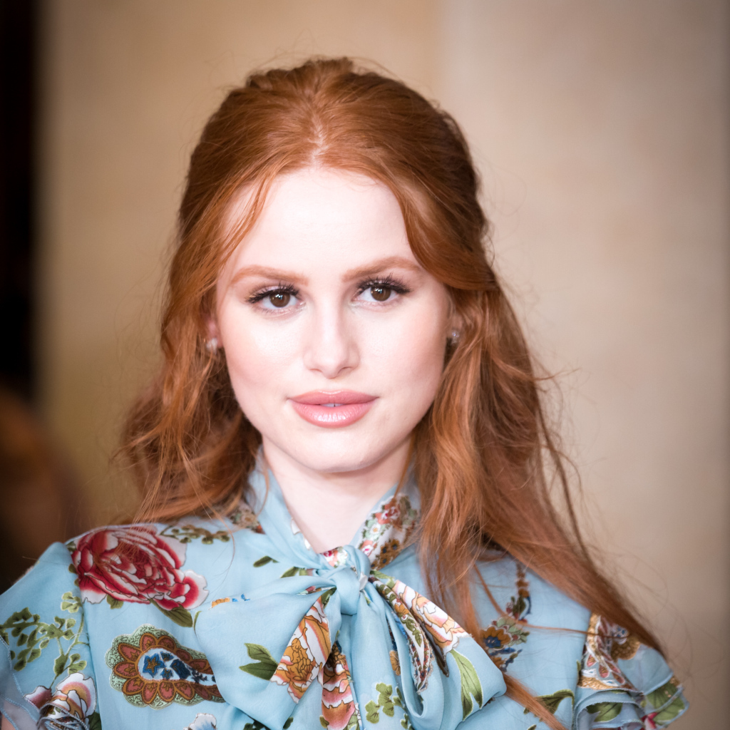 Красивая нежная рыжеволосая актриса Мэделин Петш