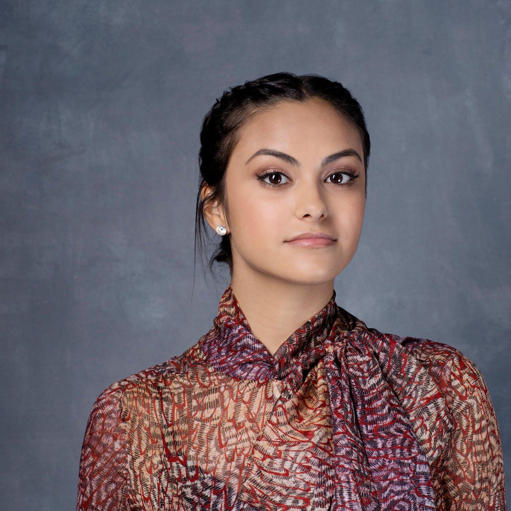 Красивая девушка, актриса Камила Мендес на сером фоне