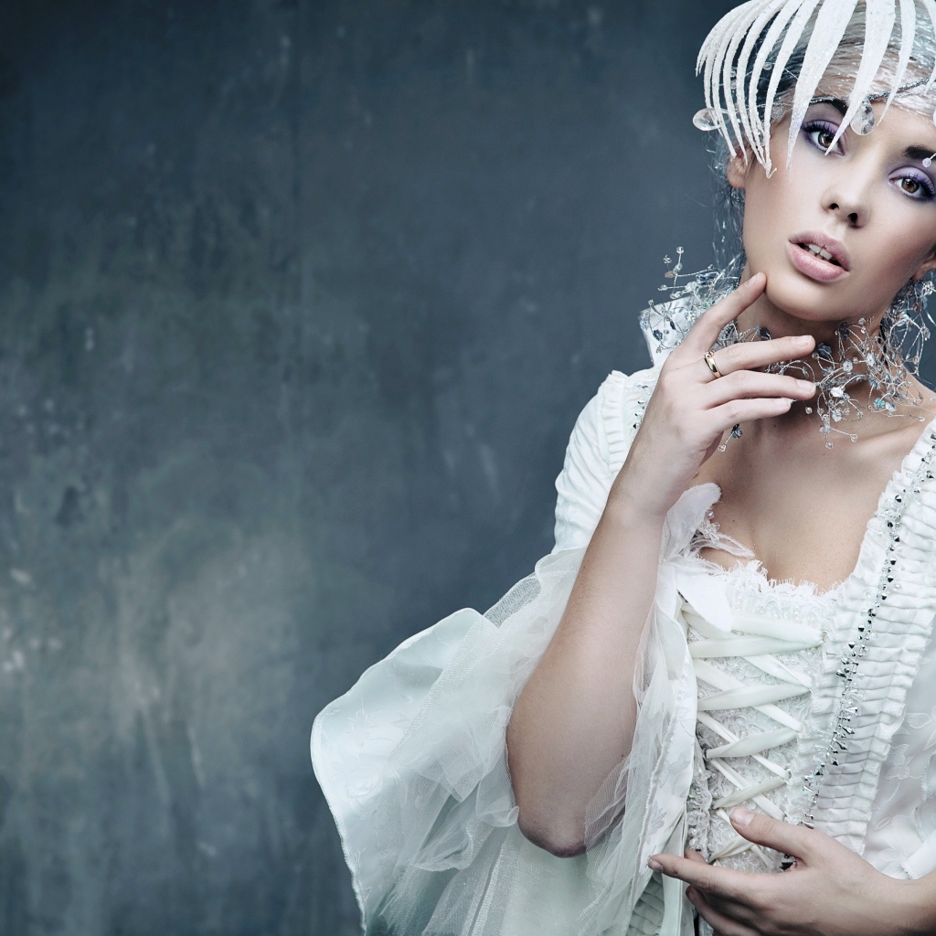 Красивая девушка невеста в старинном платье 