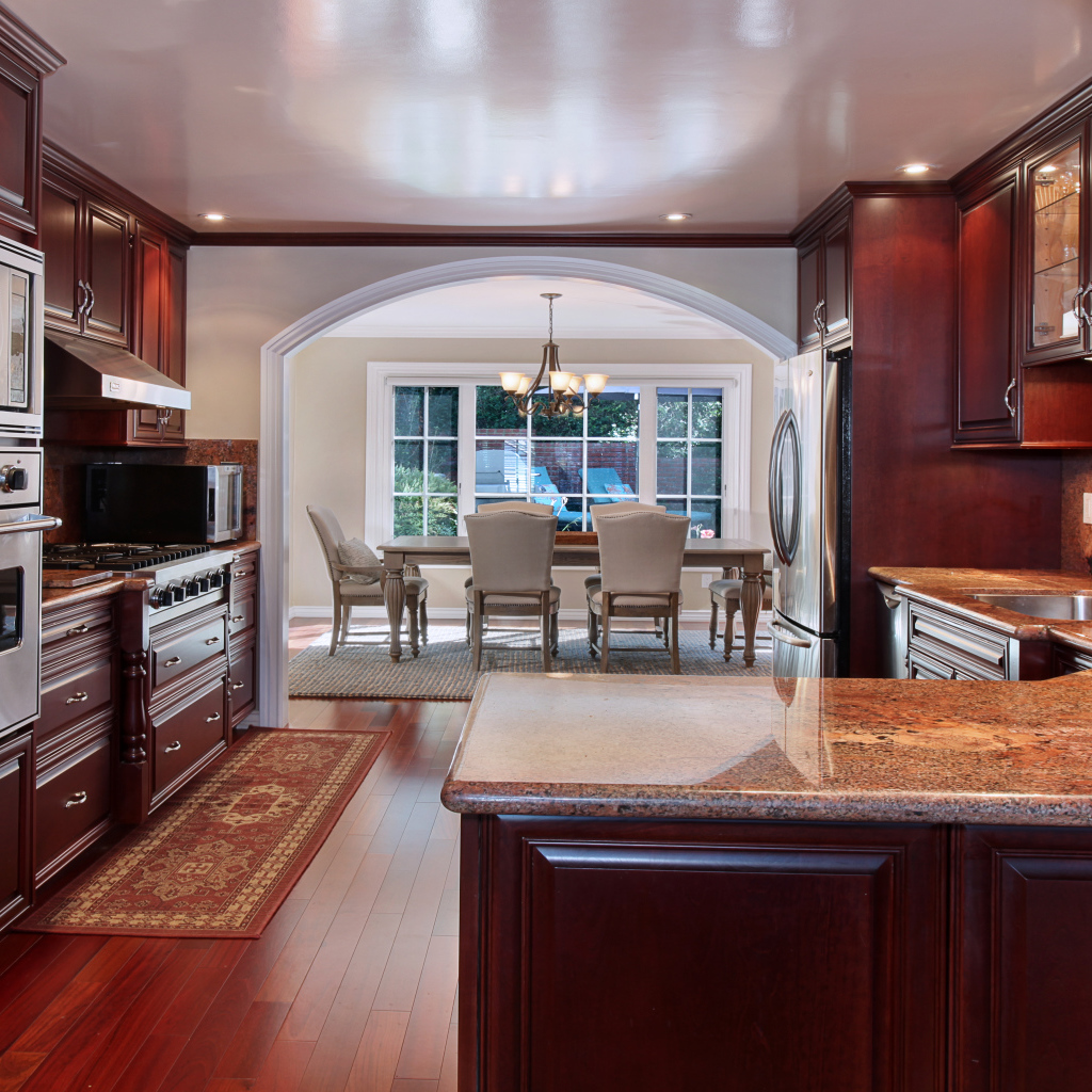 Красивая кухня с деревянной отделкой