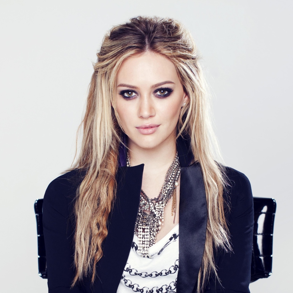 Красивая длинноволосая актриса Хилари Дафф