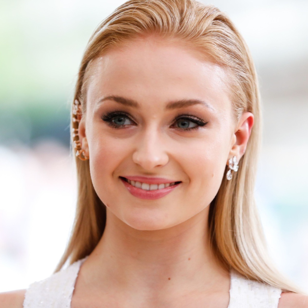 Красивая рыжеволосая актриса Софи Тёрнер с очаровательной улыбкой