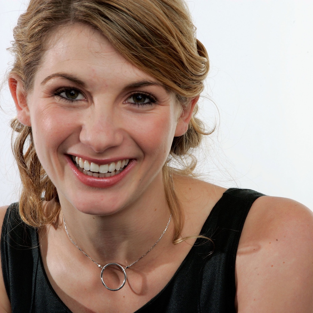 Красивая улыбающаяся актриса Джоди Уиттакер