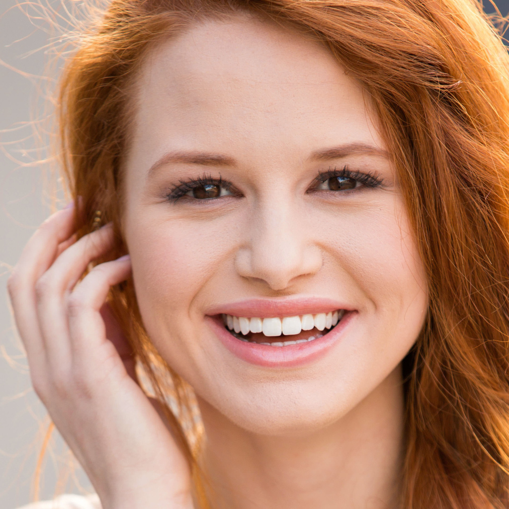 Красивая улыбающаяся актриса Мэделин Петш