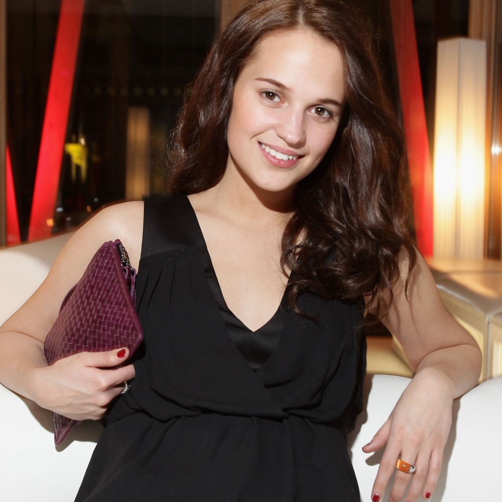 Красивая улыбающаяся девушка, актриса Алисия Викандер