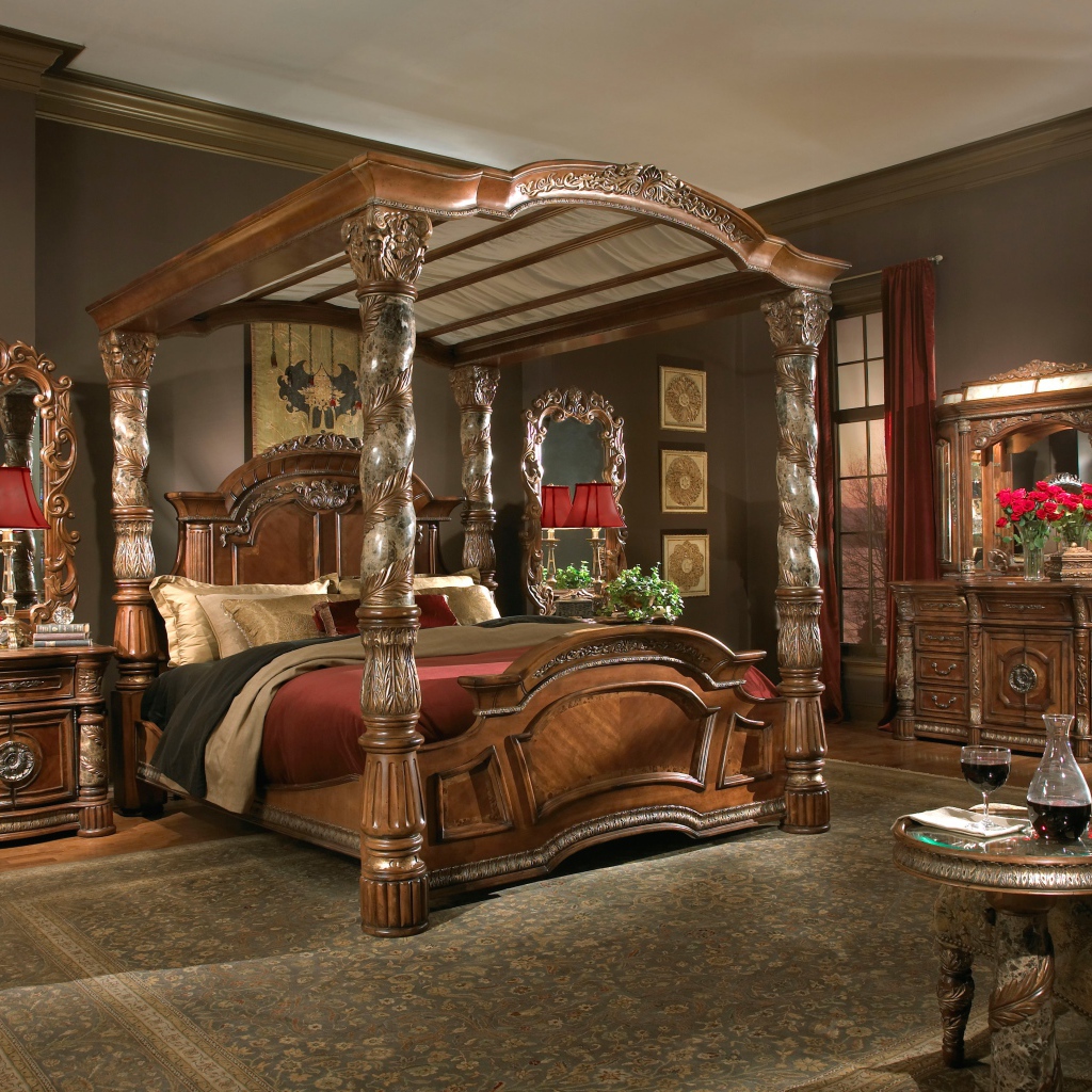 Спальня в старинном стиле с большой деревянной кроватью 