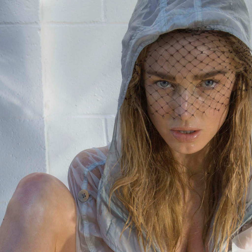 Девушка блондинка, актриса Кейти Лотц