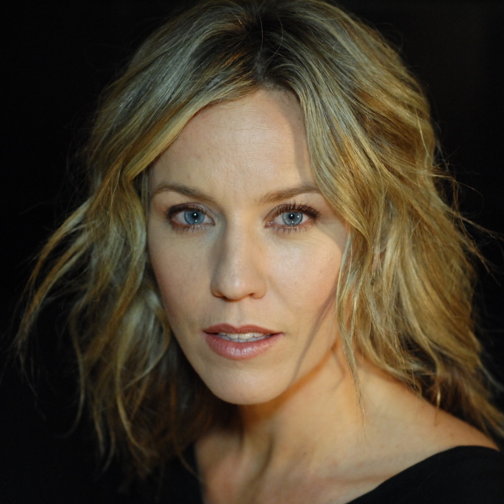 Голубоглазая блондинка, австралийская актриса Симона Макаллай