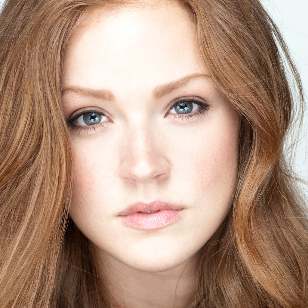 Голубоглазая длинноволосая девушка актриса Магги Джха