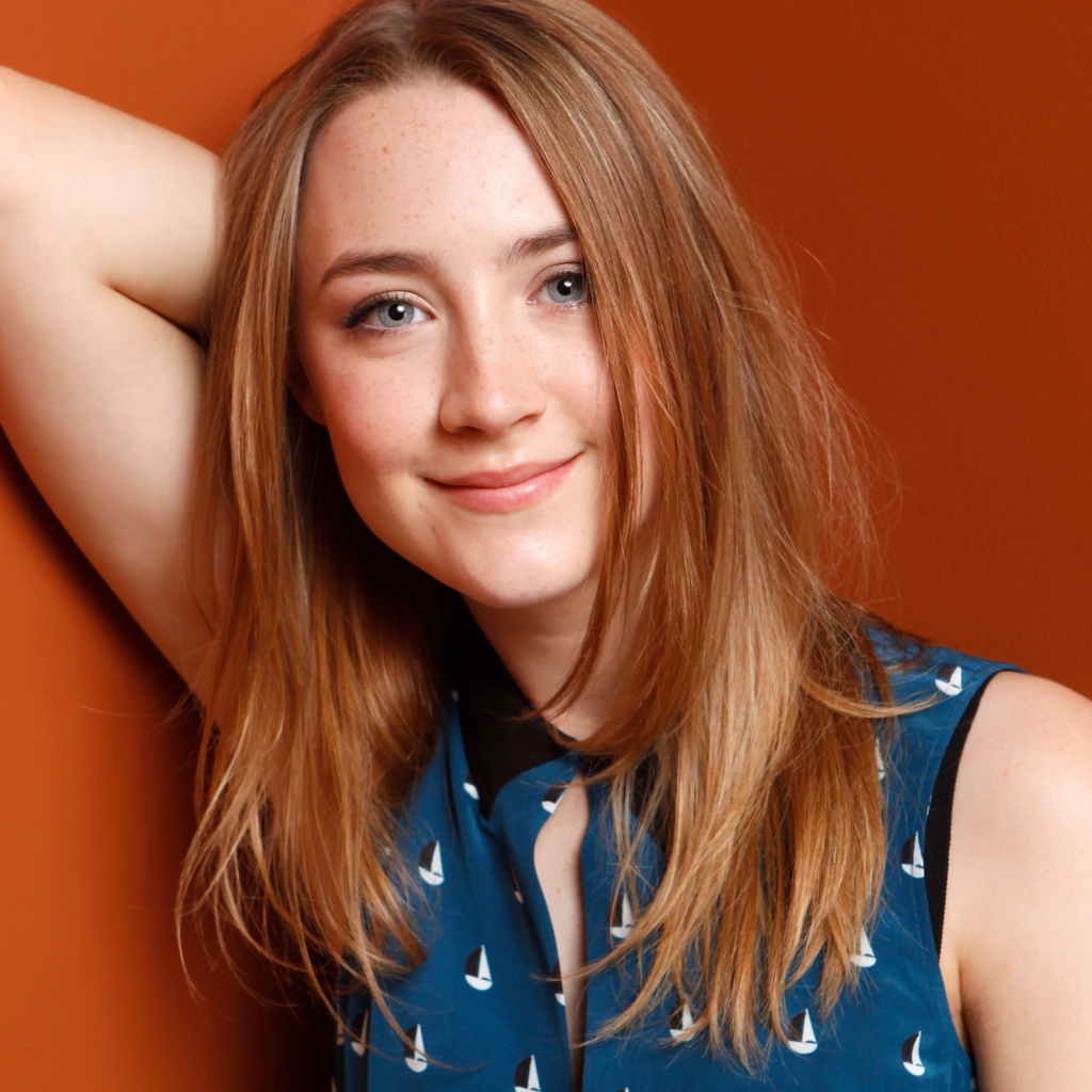 Голубоглазая популярная молодая актриса Сирша Ронан