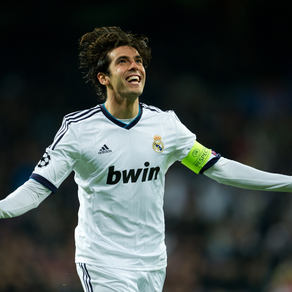 Бразильский футболист Кака радуется на поле