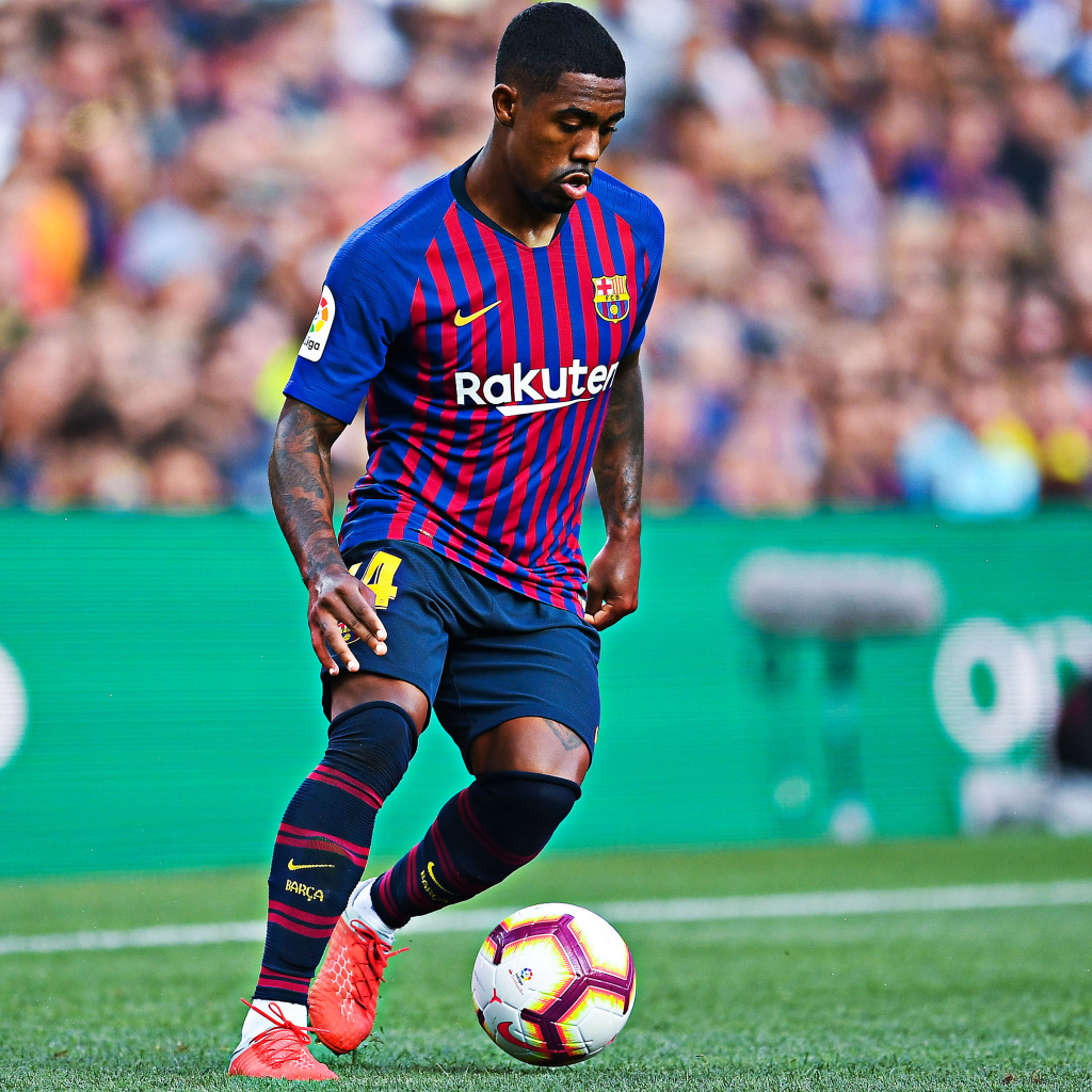 Бразильский футболист Малкон на футбольном поле с мячом