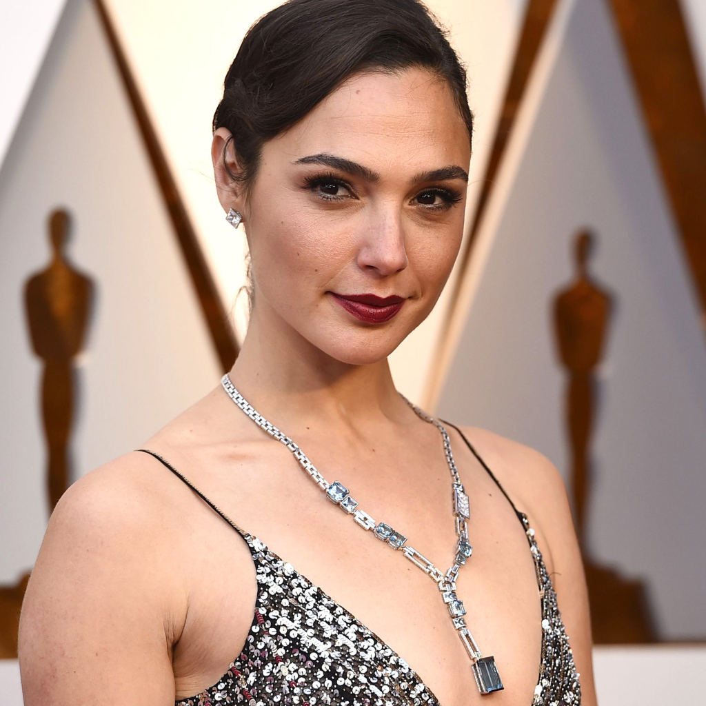 Яркая актриса Галь Гадот с ярким макияжем 