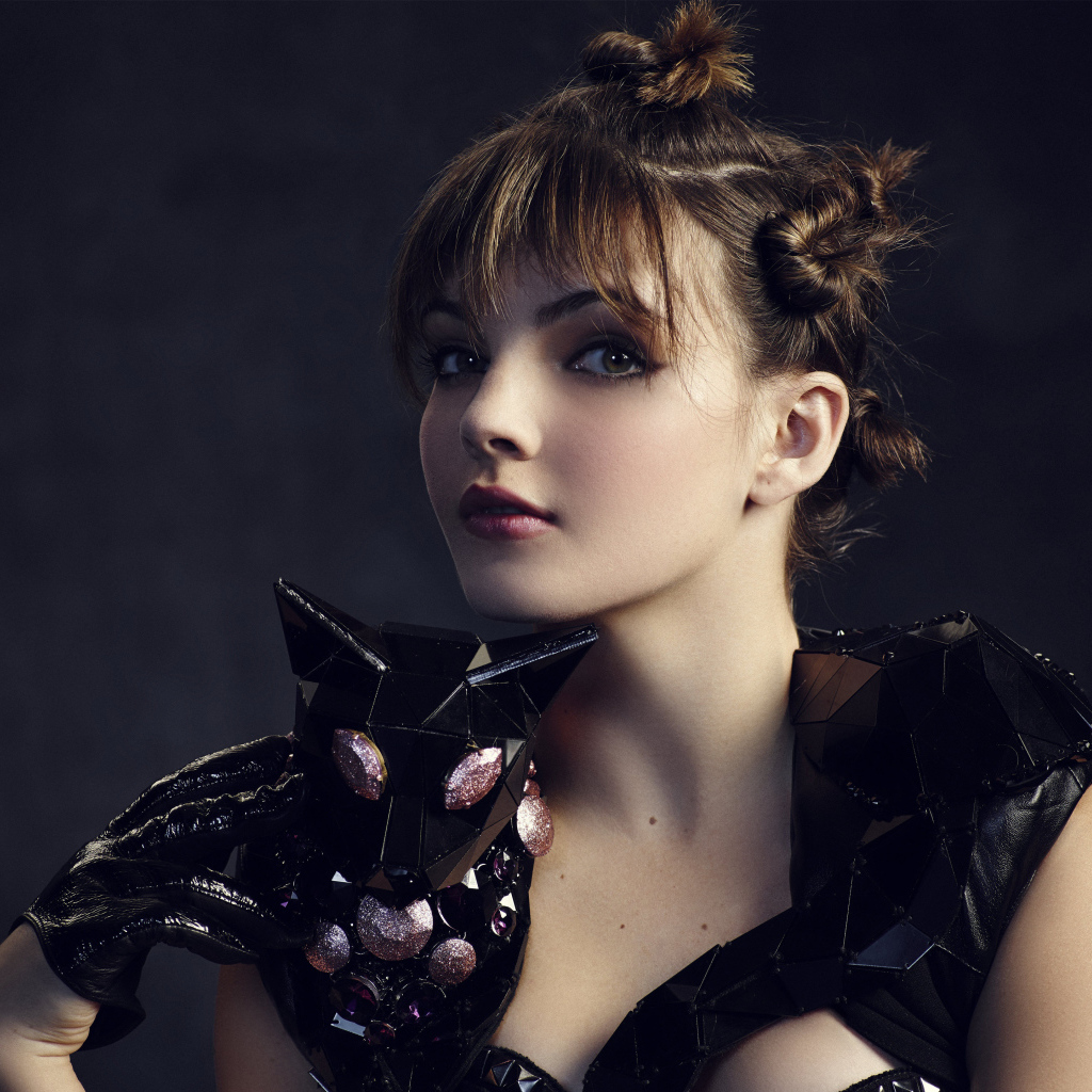 Яркая актриса Камрен Бикондова в черном наряде