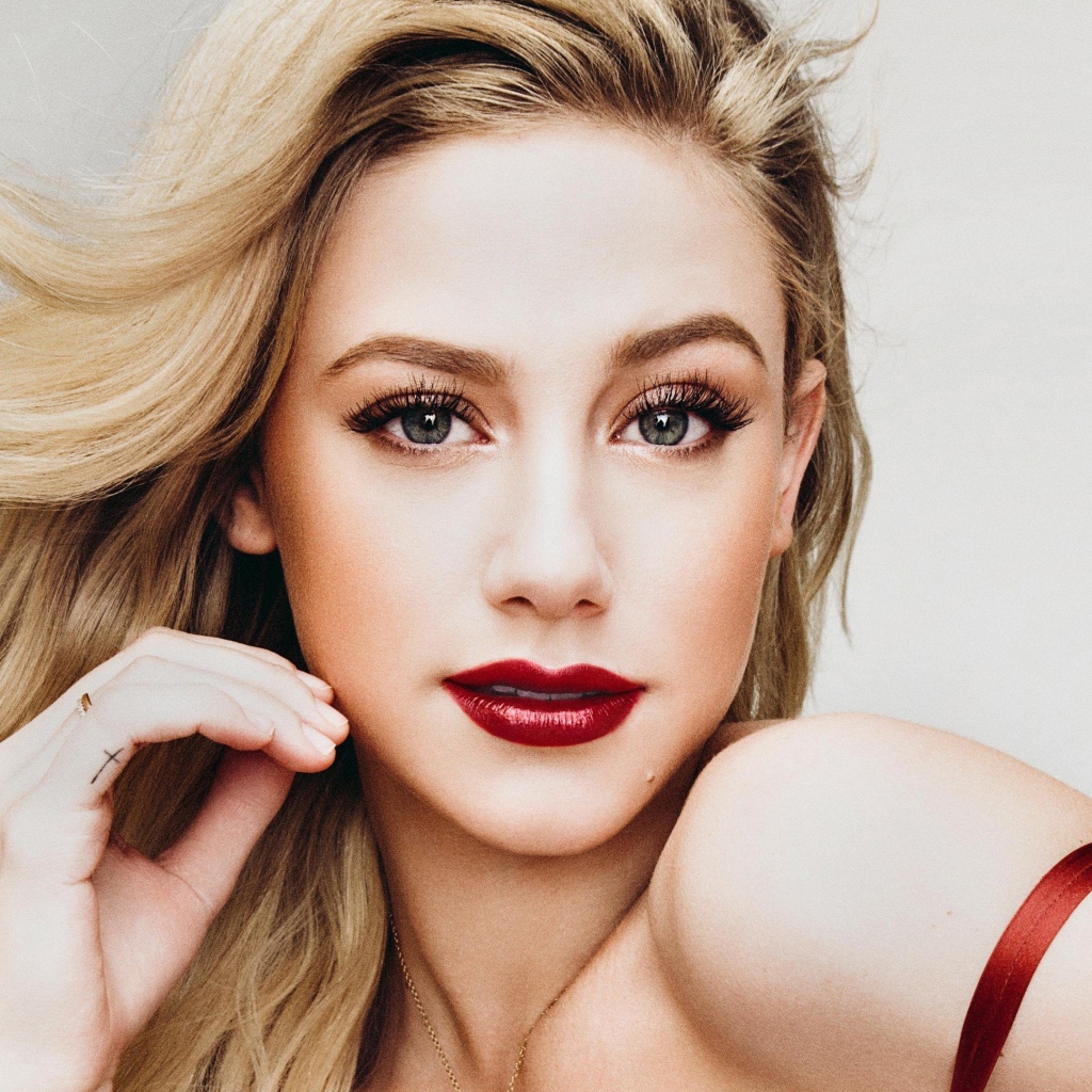 Яркая блондинка, актриса Лили Рейнхарт