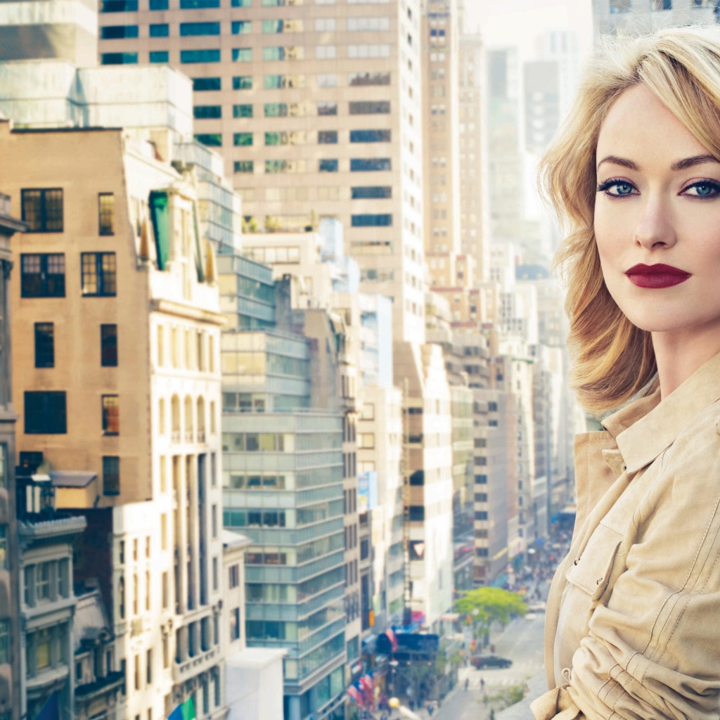 Яркая блондинка, актриса Оливия Уайлд на фоне города