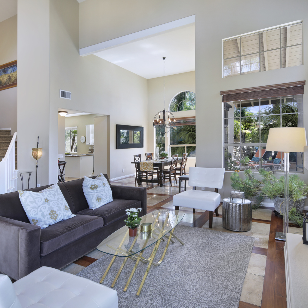 Светлая гостинная с камином и лестницей на второй этаж