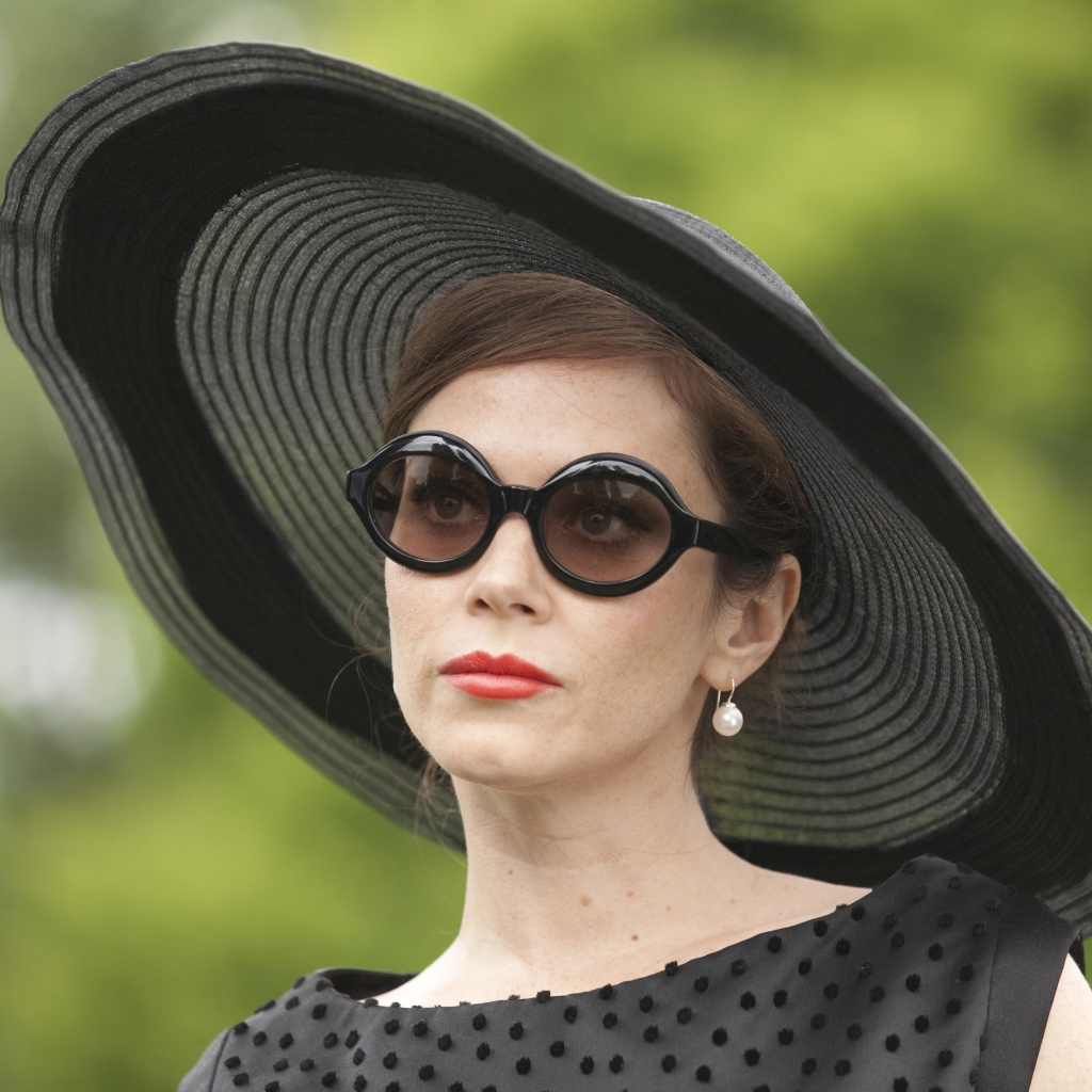 Британская актриса Анна Фрил в большой черном шляпе 
