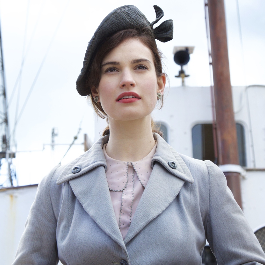 Британская актриса Лили Джеймс в роли