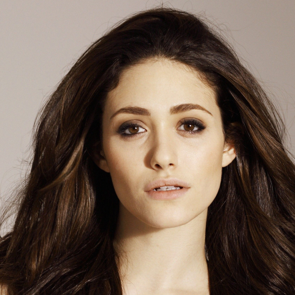 Кареглазая девушка брюнетка, актриса Эмми Россам