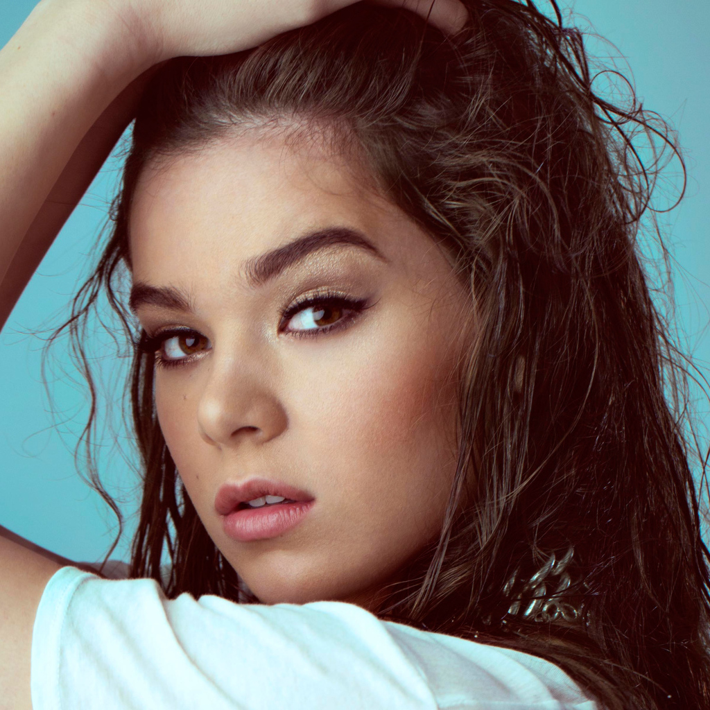 Кареглазая девушка актриса Хейли Стейнфилд