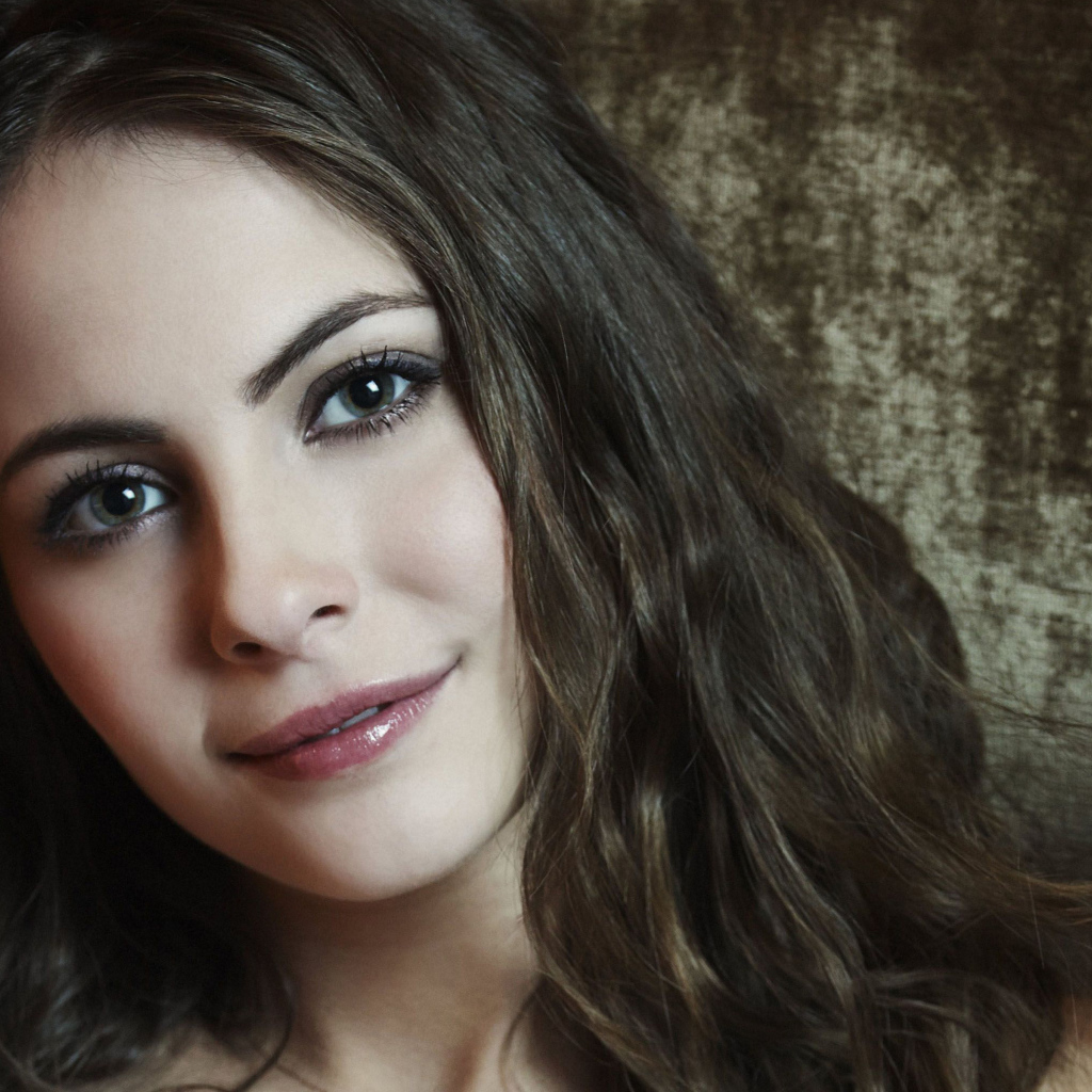 Брюнетка с красивыми глазами, актриса Уилла Холланд