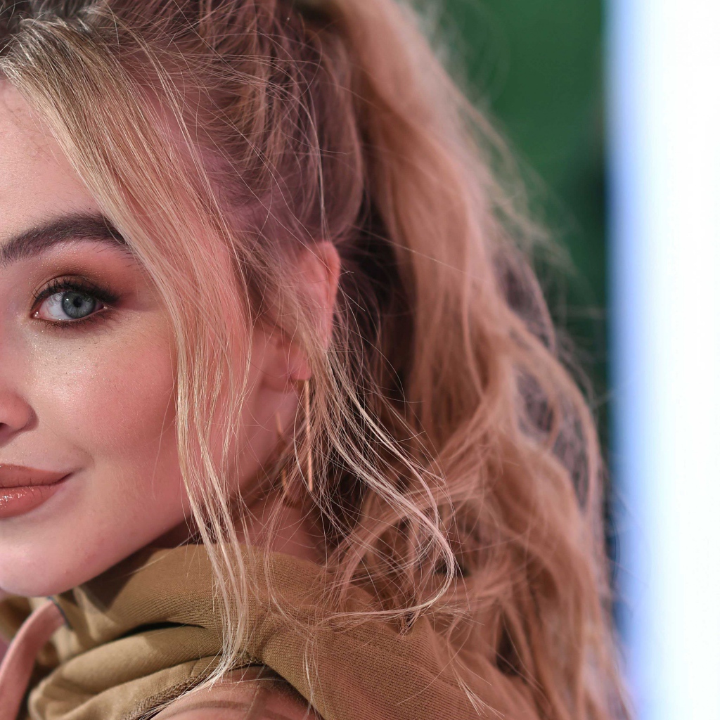 Милая голубоглазая блондинка, актриса Сабрина Карпентер