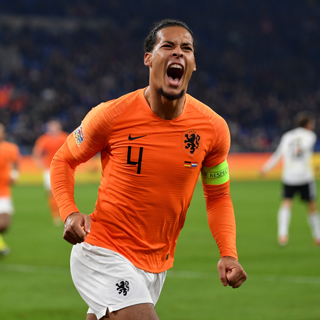 Нидерландский футболист Вирджил ван Дейк кричит на футбольном поле