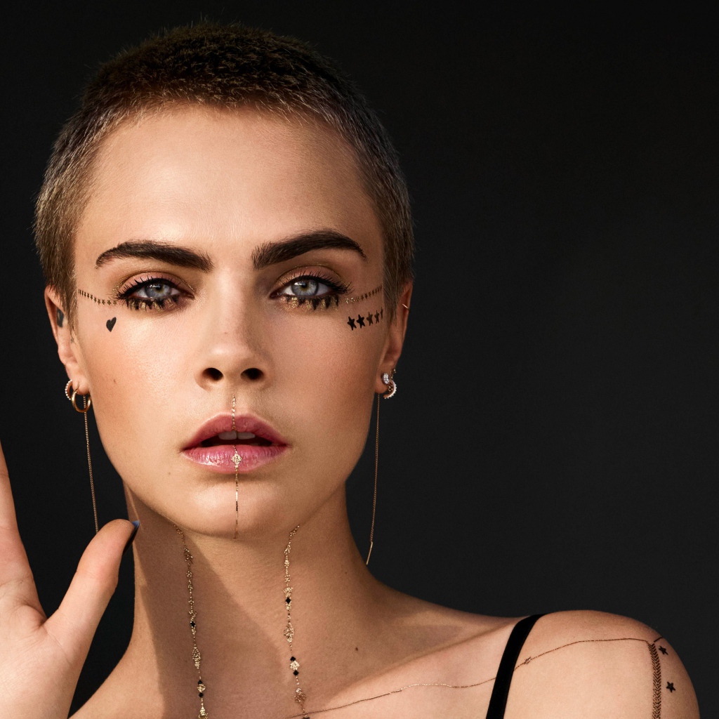 Эффектная Кара Делевинь с короткой стрижкой