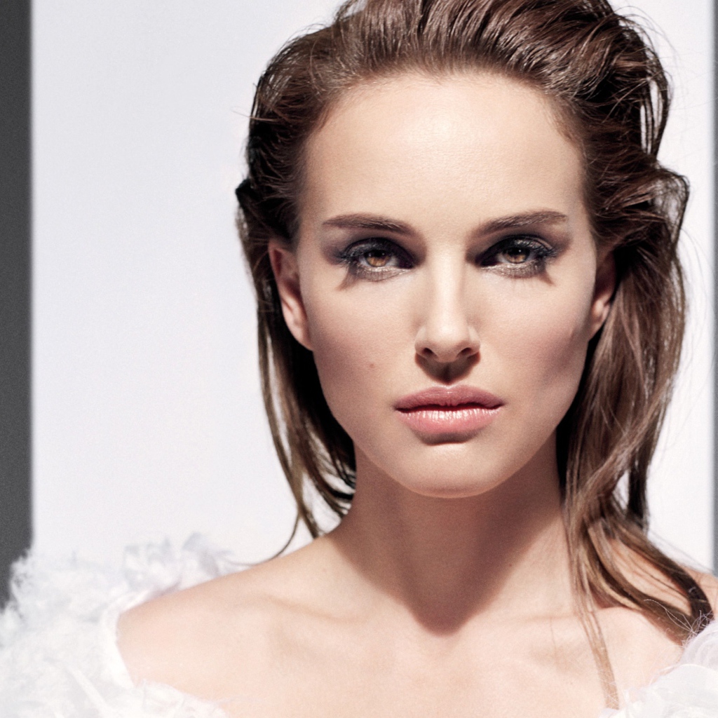 Эффектная актриса Натали Портман в белом