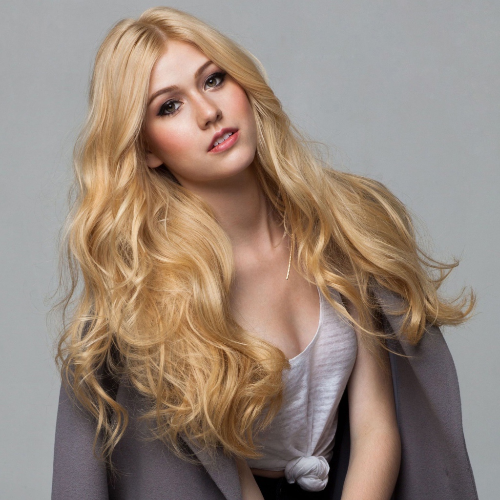 Эффектная блондинка Кэтрин Макнамара на сером фоне