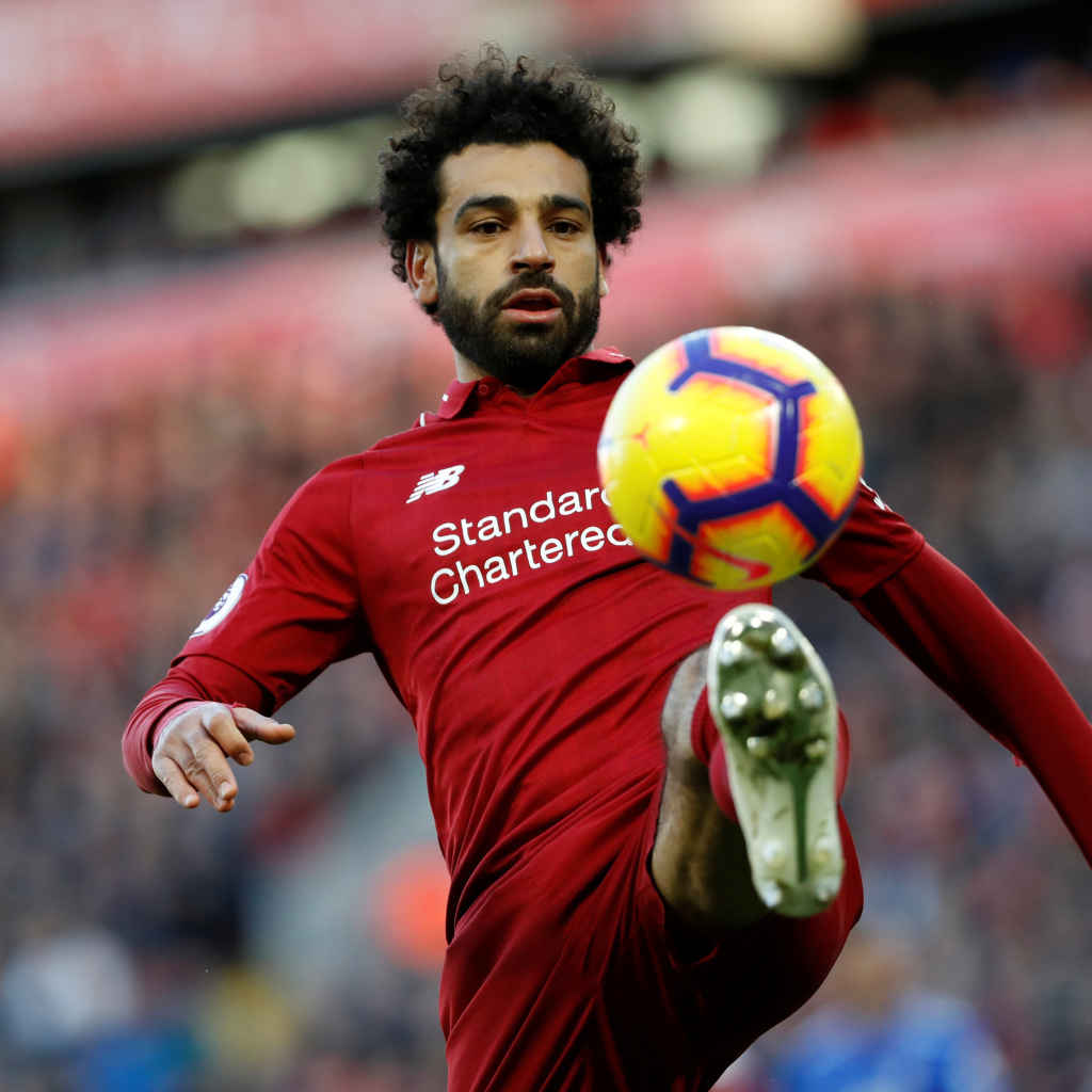 Египетский футболист Мохаммед Салах отбивает мяч