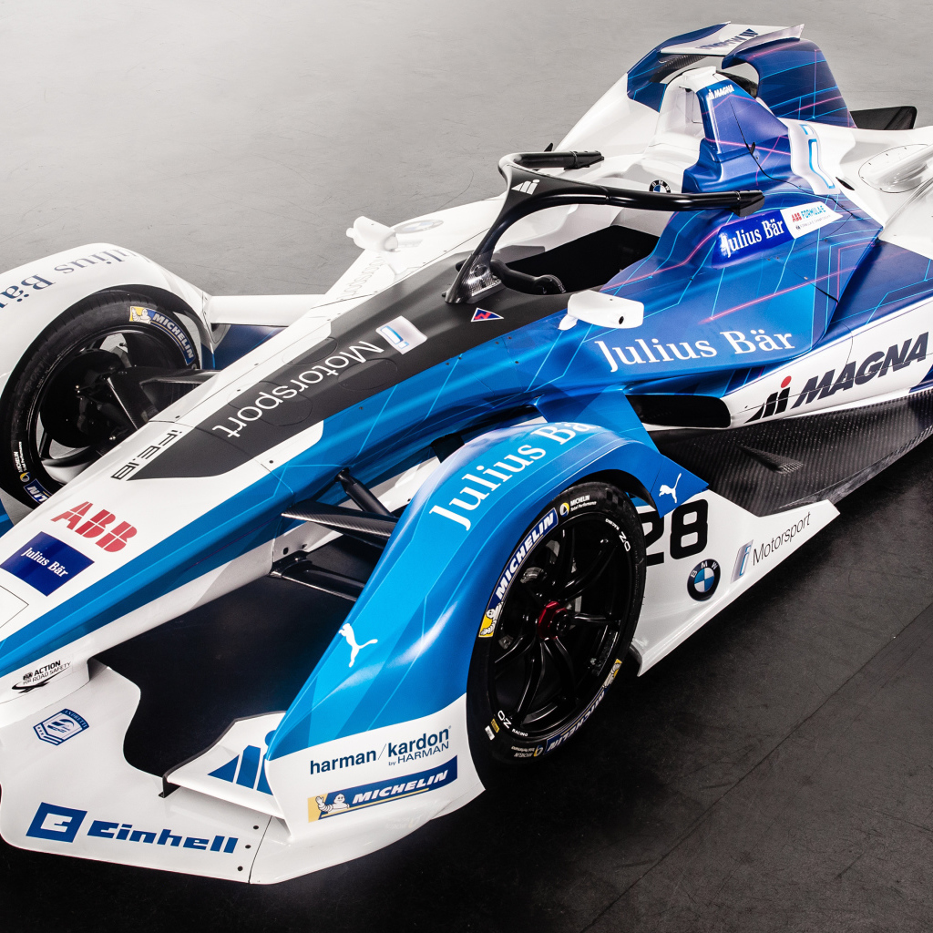 Электрический гоночный BMW IFE18 на сером фоне 