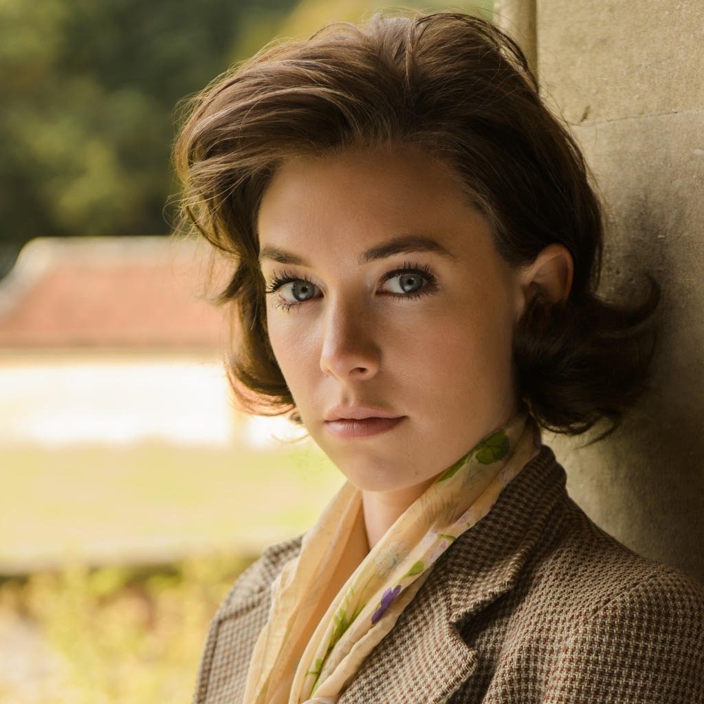 Английская актриса Ванесса Кирби стоит у стены