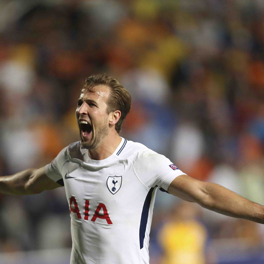 Английский футболист Гарри Кейн радуется победе