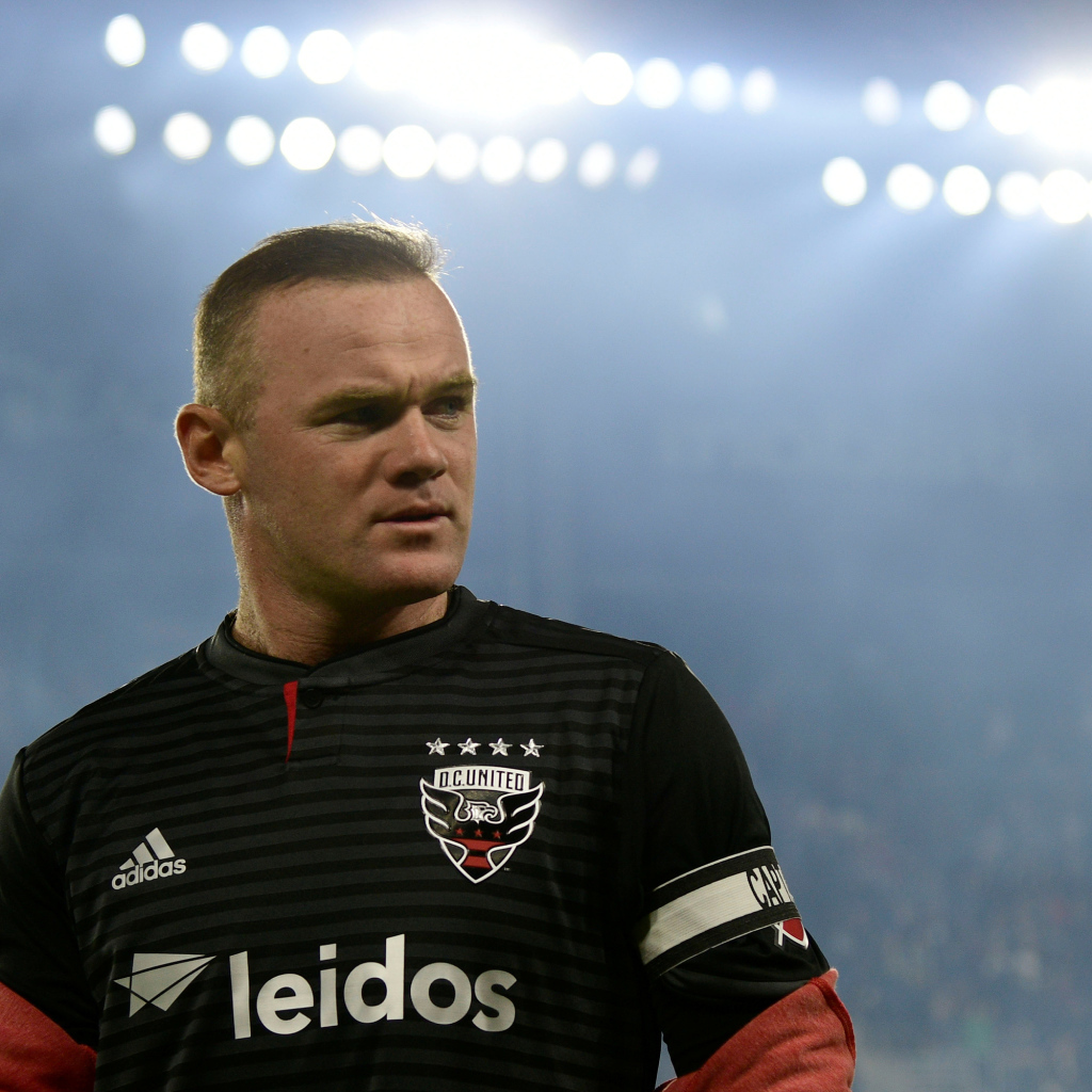 Английский футболист Уэйн Руни на футбольном поле