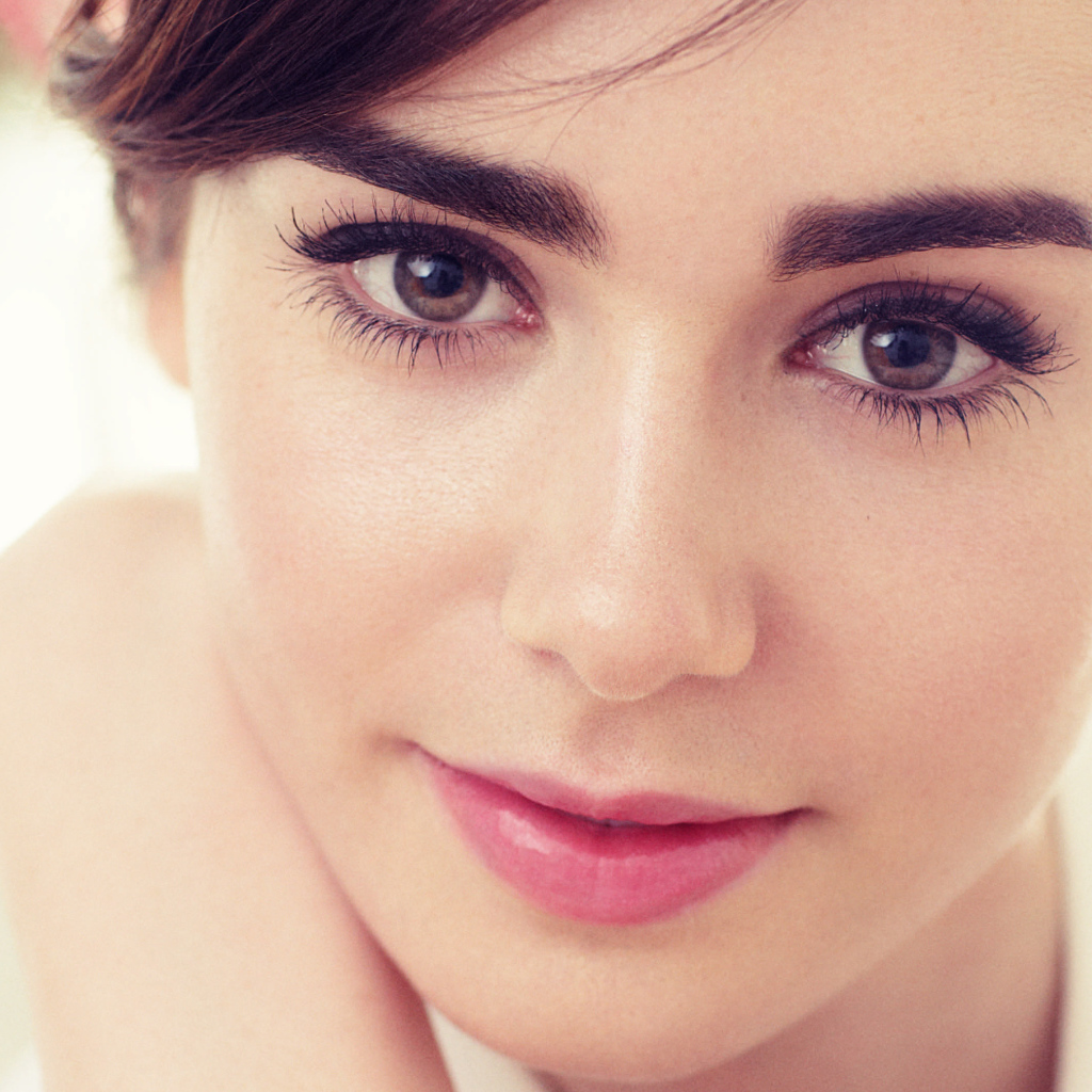 Выразительный взгляд кареглазой актрисы Лили Коллинз