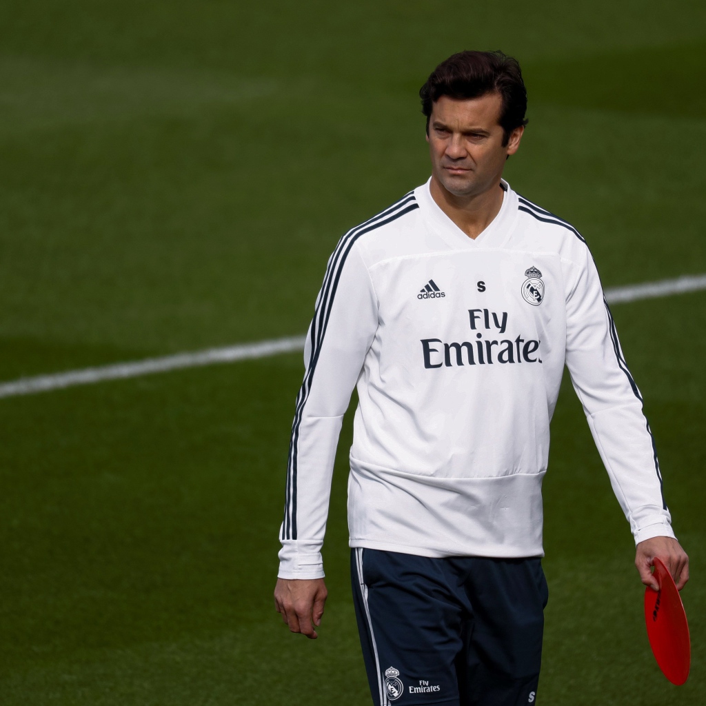 Футбольный тренер Сантьяго Солари на футбольном поле