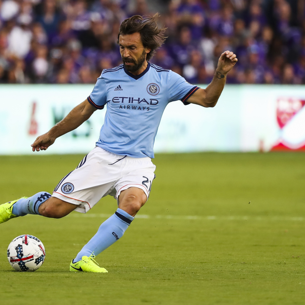 Футболист Андреа Пирло на поле с мячом