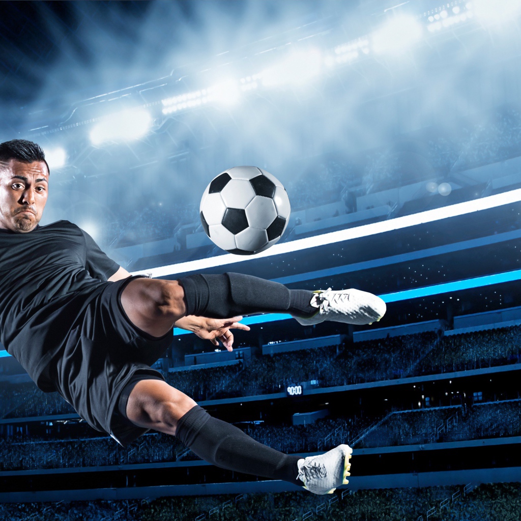 Футболист отбивает мяч в воротах