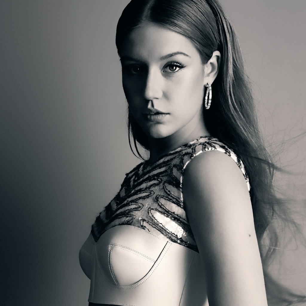 Французская актриса Адель Экзаркопулос на сером фоне 