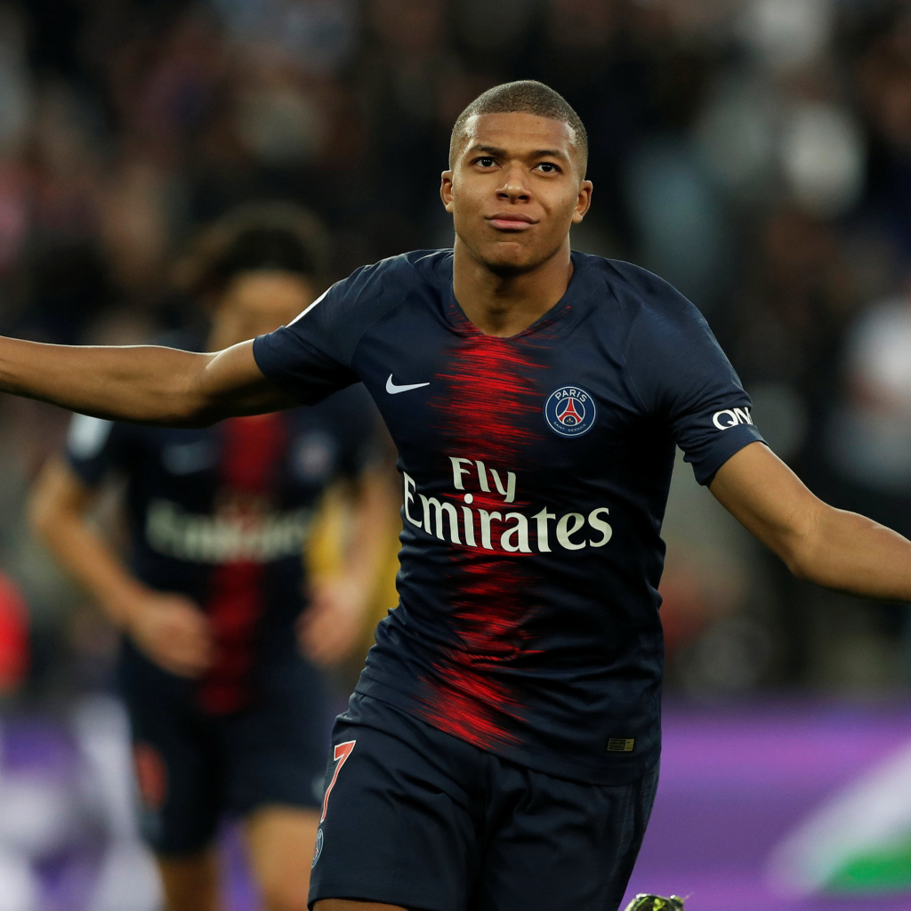 Французский футболист Килиан Мбаппе бежит по полю