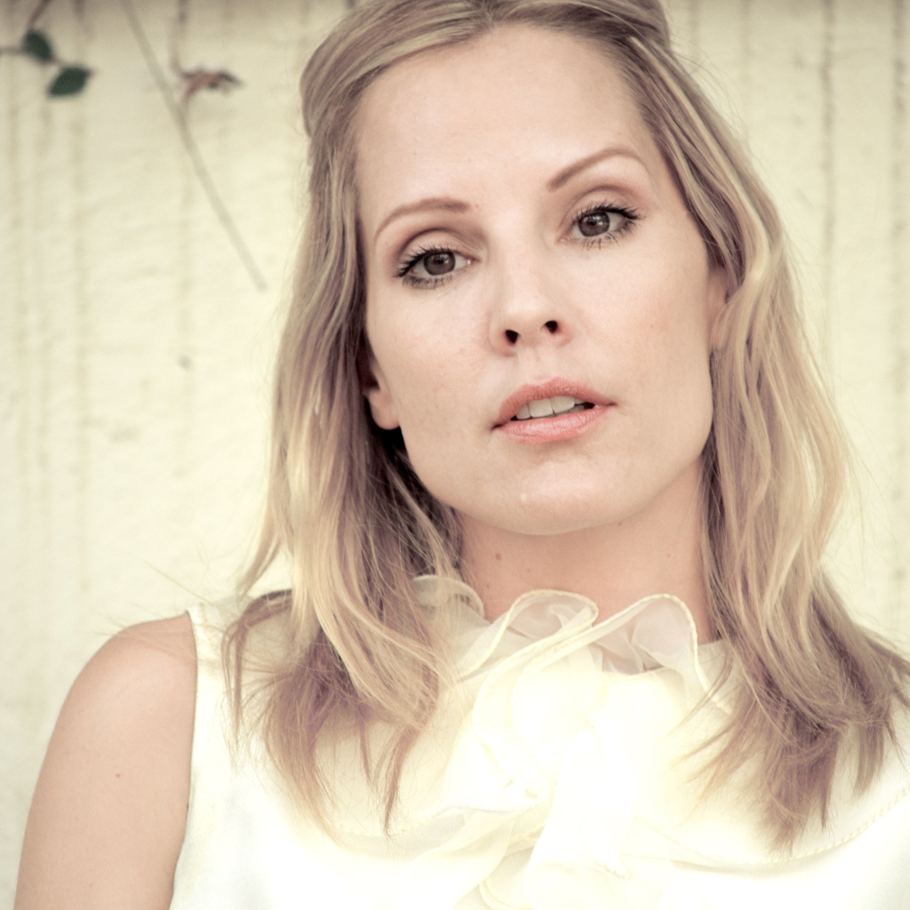 Нежная актриса Эмма Колфилд