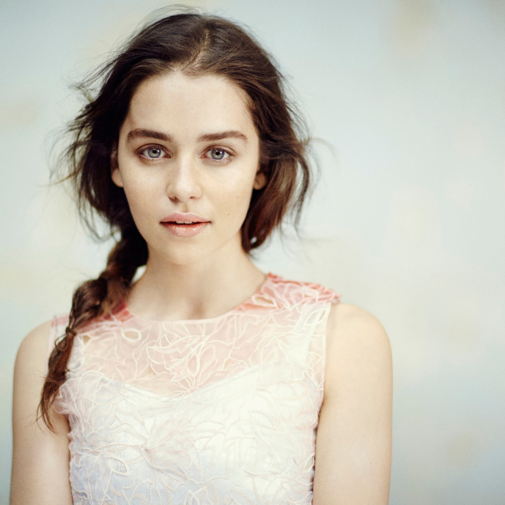 Нежная девушка, популярная актриса Эмилия Кларк