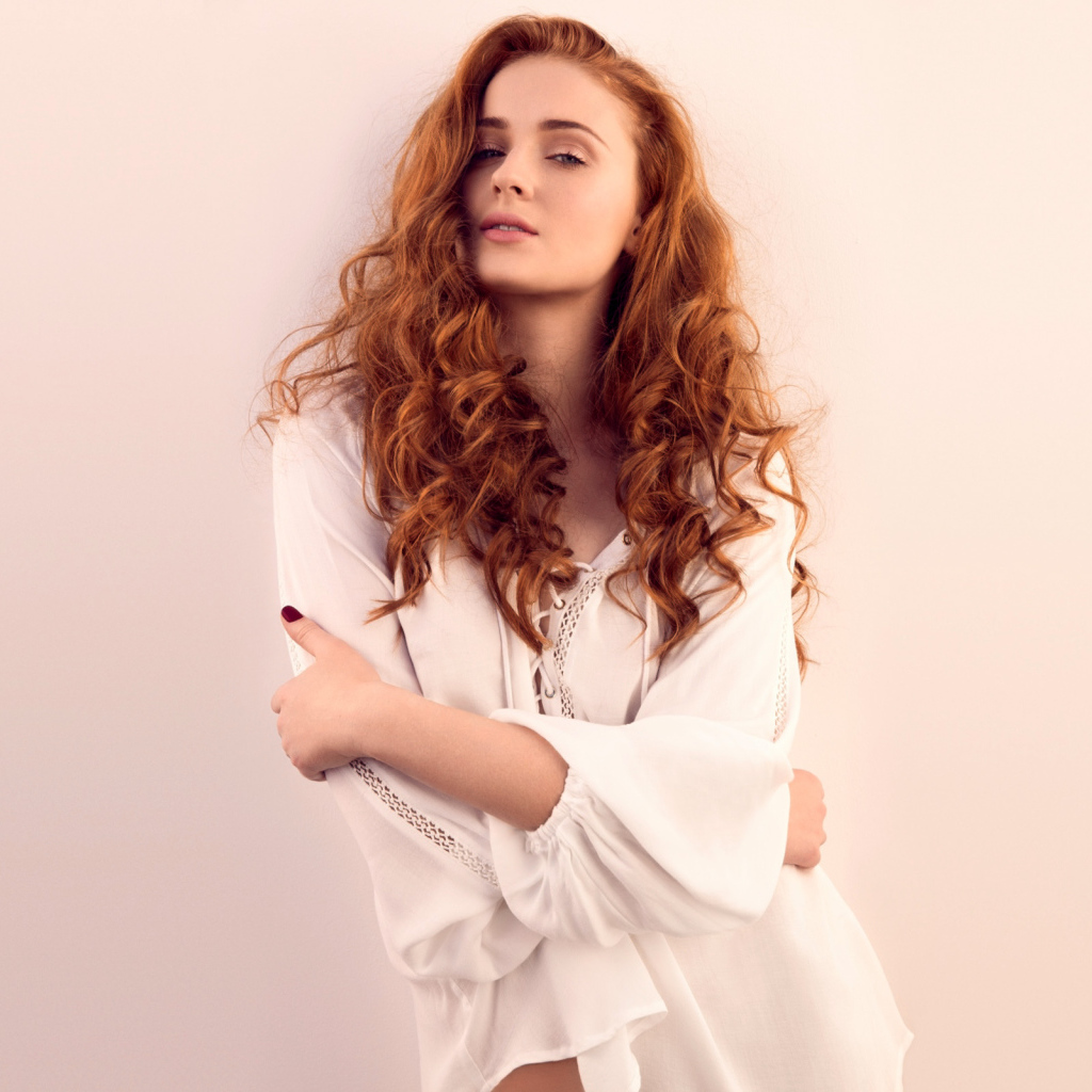 Нежная рыжеволосая актриса Софи Тёрнер в белом наряде