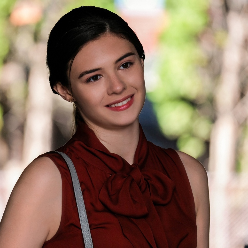 Нежная улыбающаяся девушка в красном, актриса Николь Мейнс