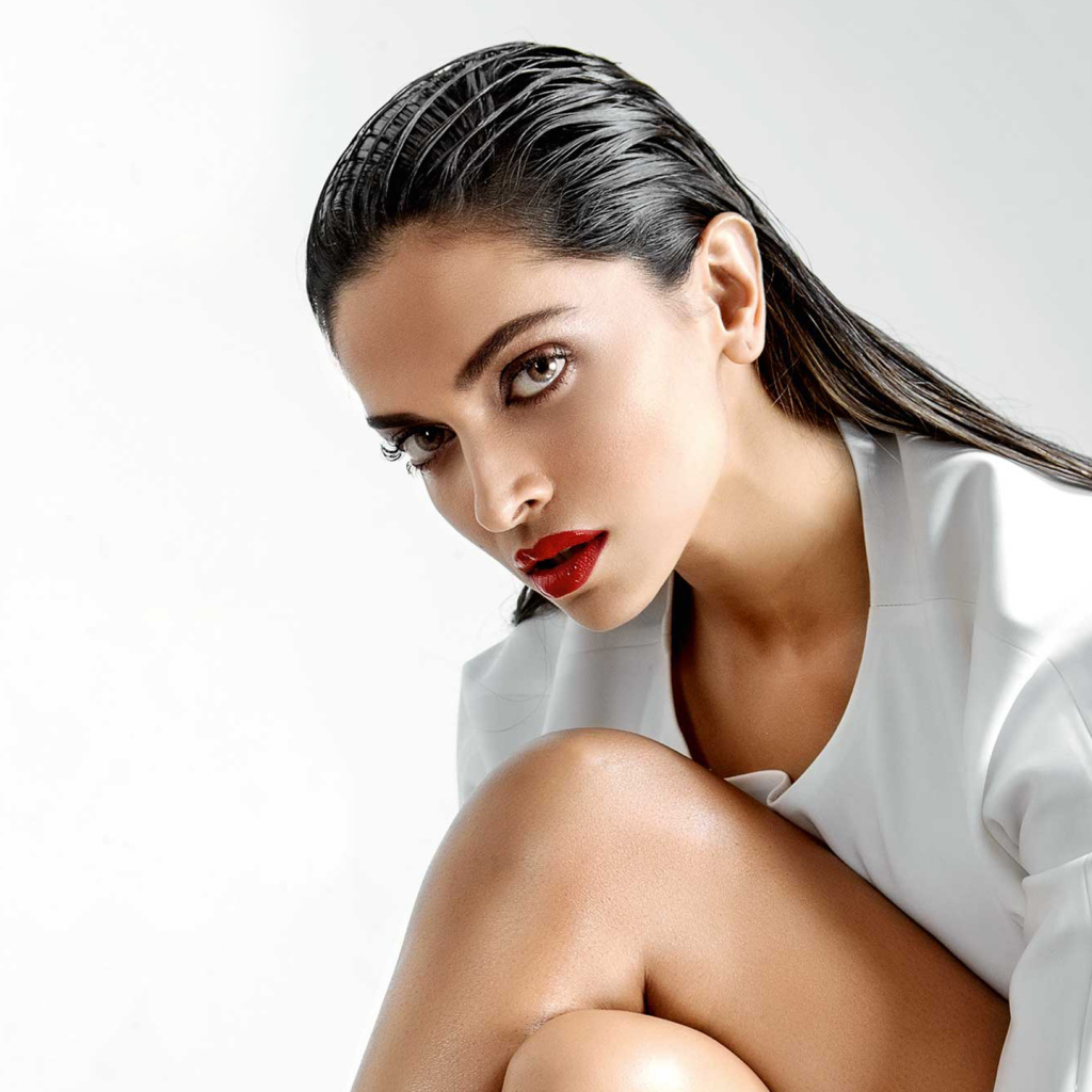 Индийская актриса Дипика Падуконе на сером фоне