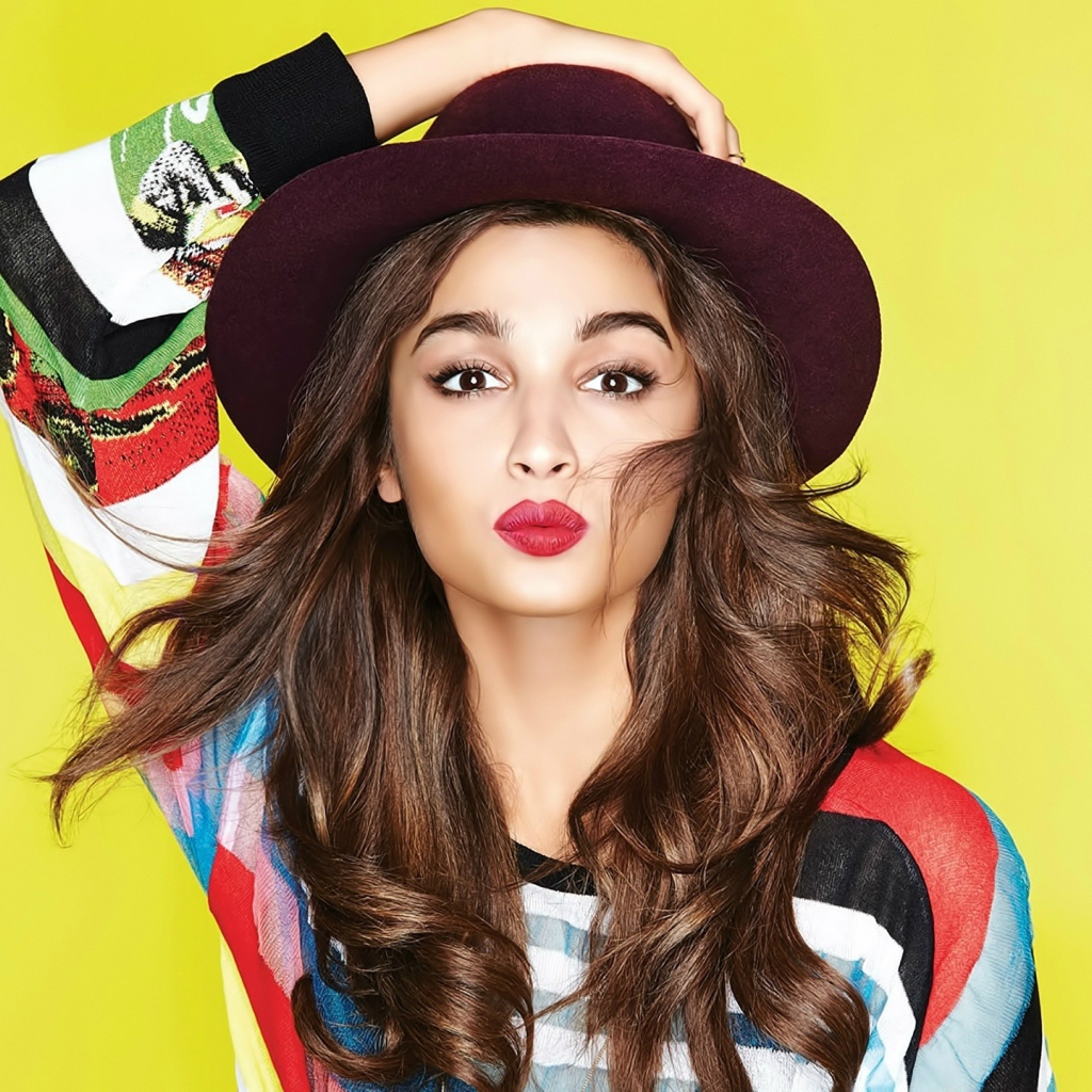 Индийская актриса Алиа Бхатт на желтом фоне