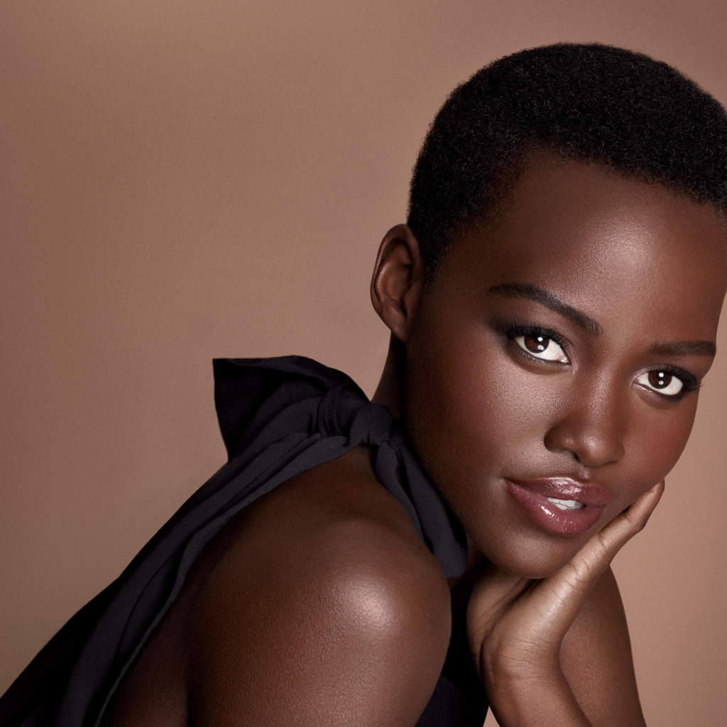 Кенийская актриса Люпита Нионго