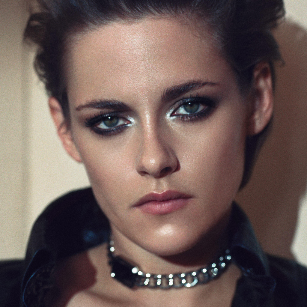 Кристен Стюарт в черной кожаной куртке